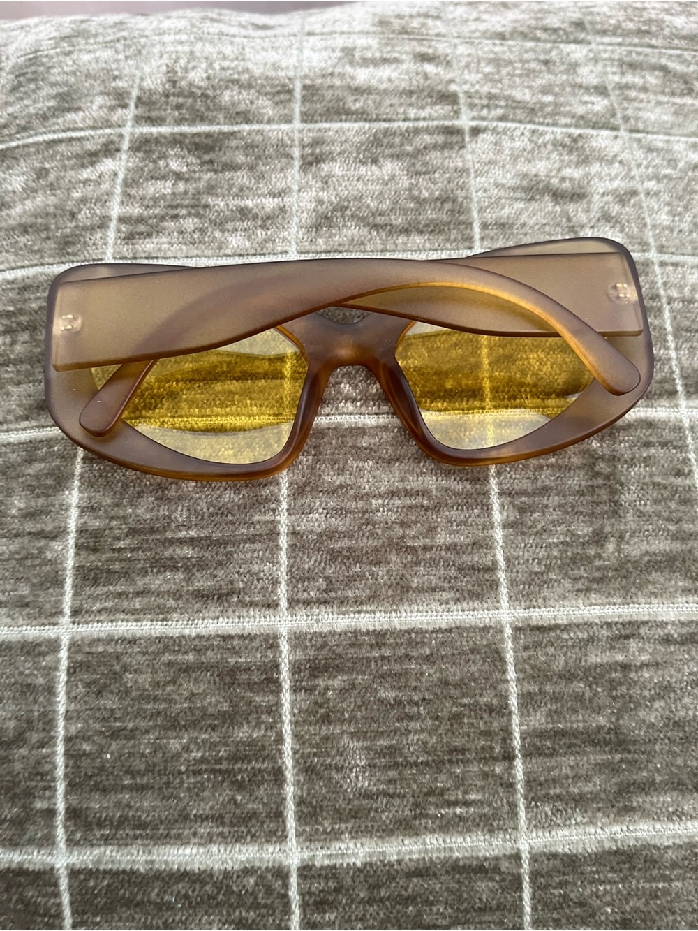 Oversized Cat-Eye Sunglasses in Amber-Tinted Frame - Picture 4 of 5